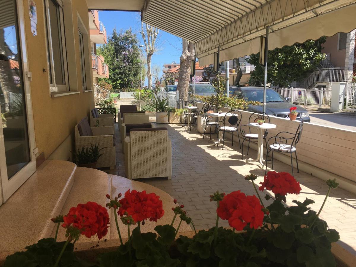 Hotel Villa Rinaldini Rimini Exteriör bild